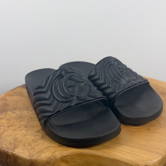 NWOT GUCCI MATELASSE RUBBER SLIDES - Picture 3 of 8